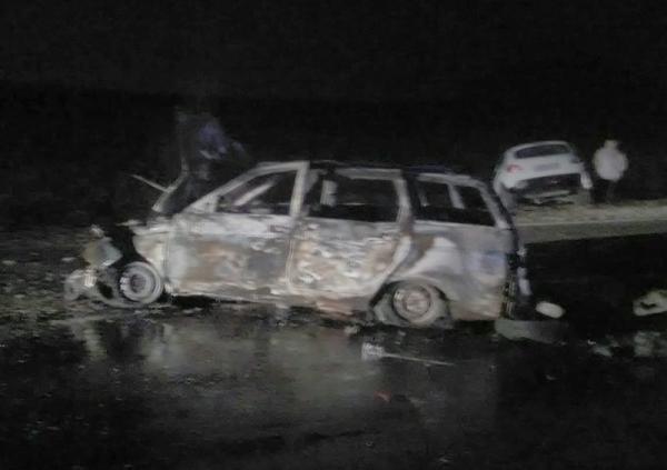 Вблизи Минеральных Вод сгорел попавший в аварию автомобиль ВАЗ-2111